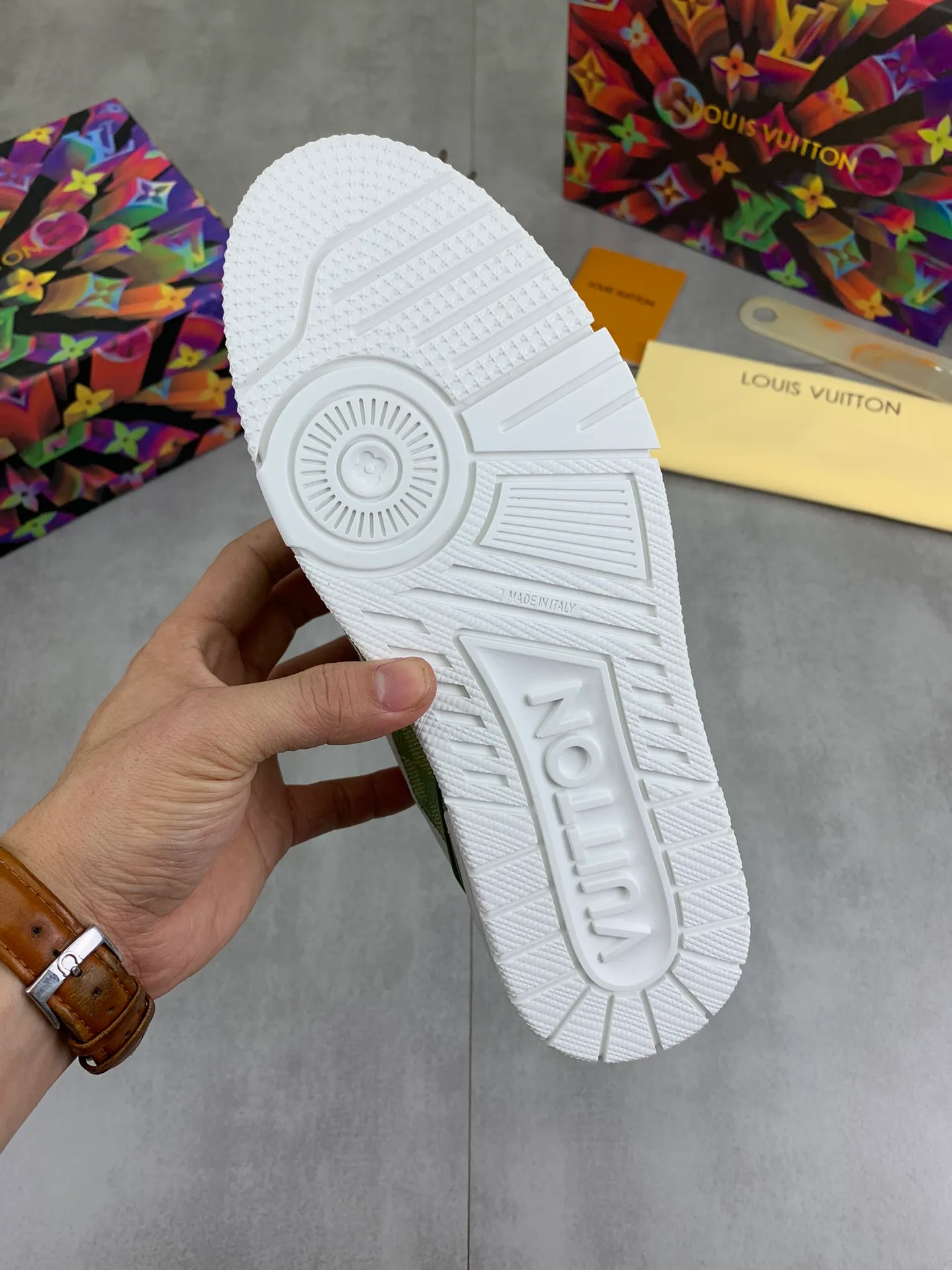 Men's shoes 💰P580 New style 💰💎💎Latest color High version 2025Louis*Vuitto* LV Traine Catwalk TRAINER outsole and fabric private model A shoe that definitely costs a lot of money and effort. This series was designed after the arrival of Vifgil. It is favored by many fans every season. Original TPU outsole Original packaging Men's size: 38-45 (46 can be customized) Color: 2️⃣ colors available (available from stock, super fast delivery)